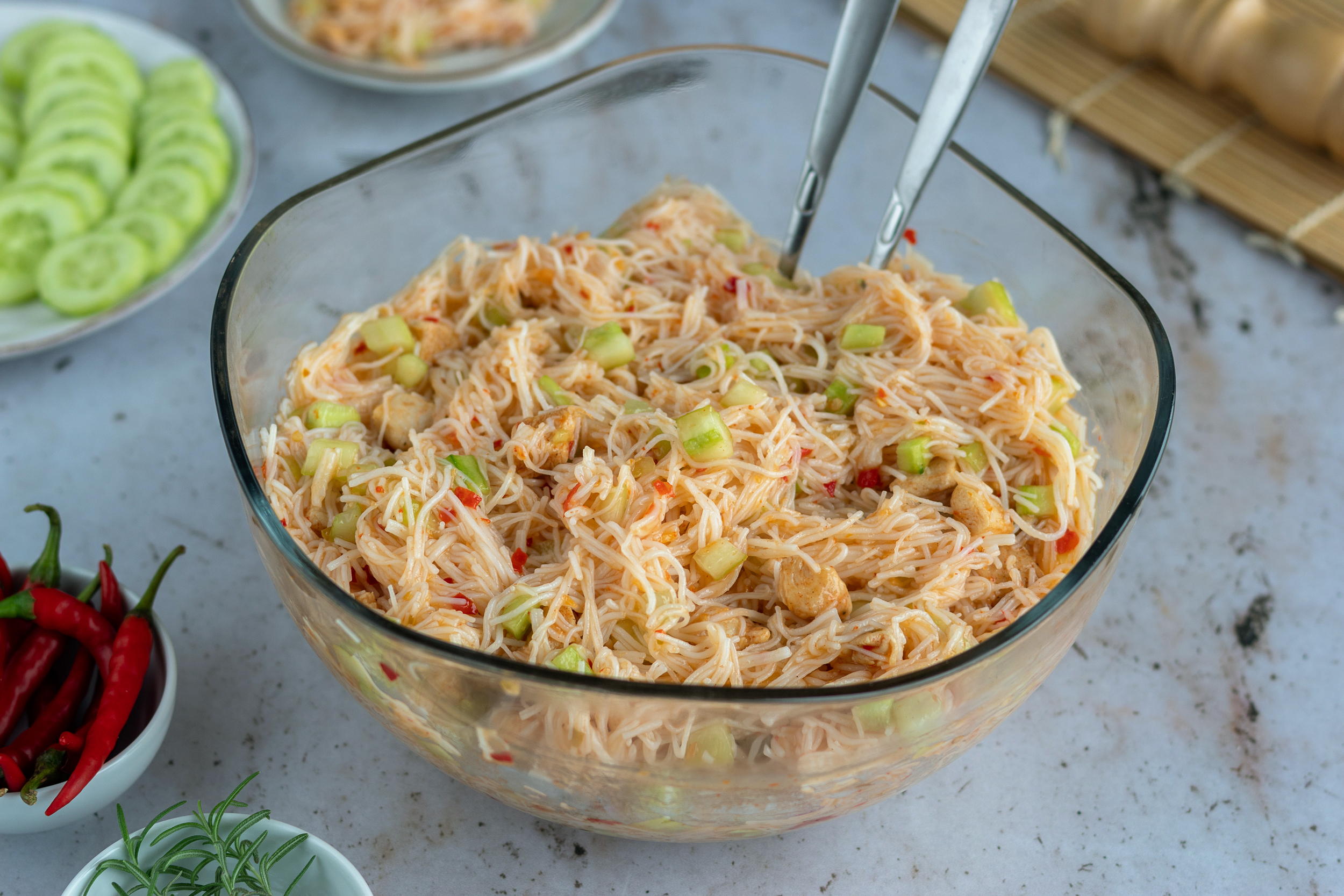 Sałatka z makaronu ryżowego