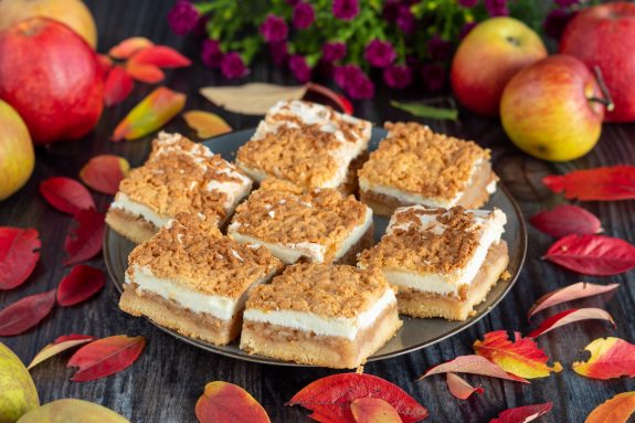 Szarlotka z&nbsp;pianką budyniową