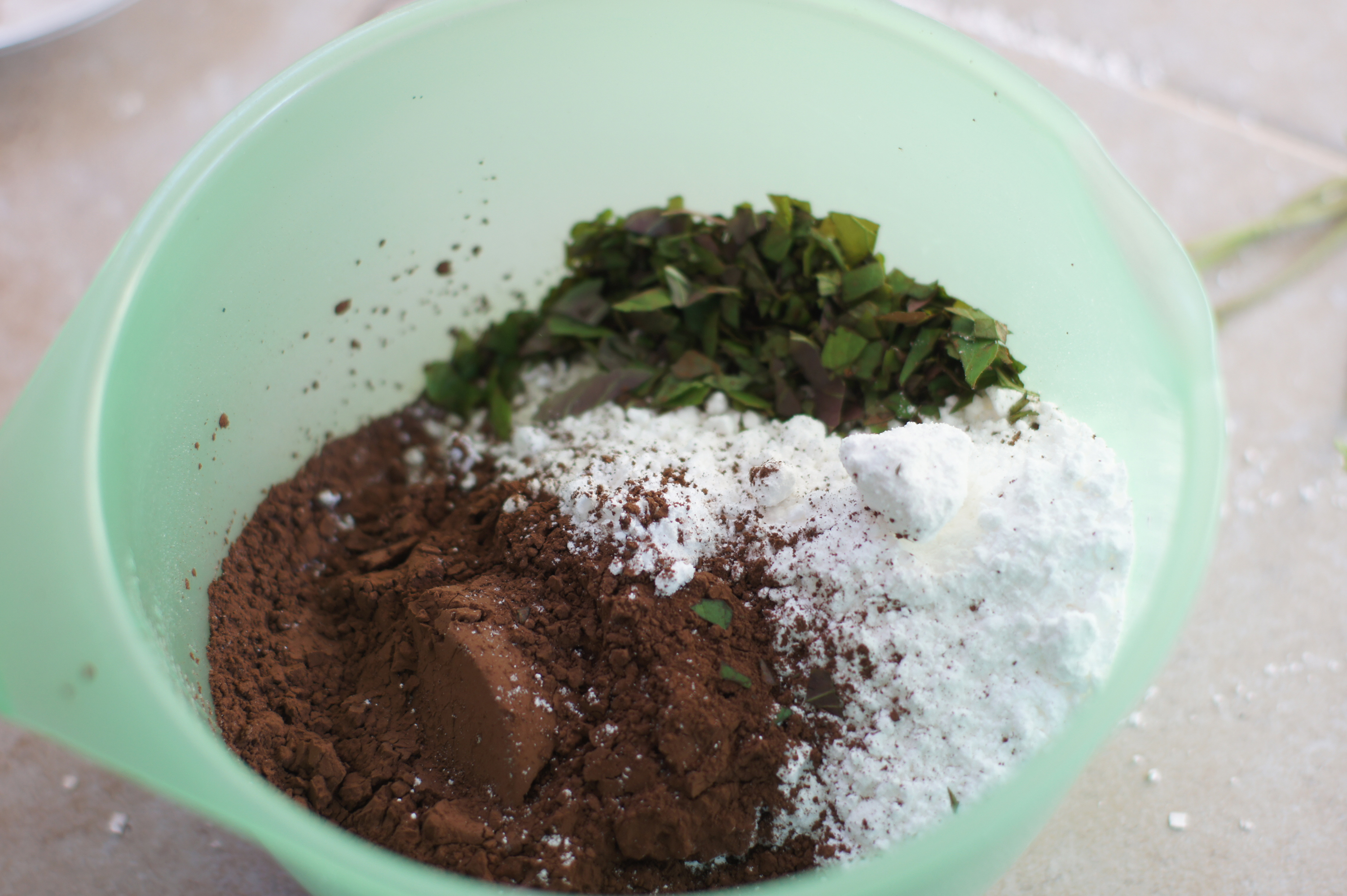 Czekoladowe ciasteczka ze świeżą miętą