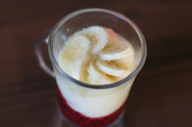 Deser budyniowy z malinami i bananami