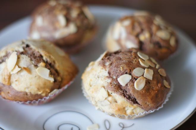 Dwokolorowe muffiny z białą czekoladą i orzechami