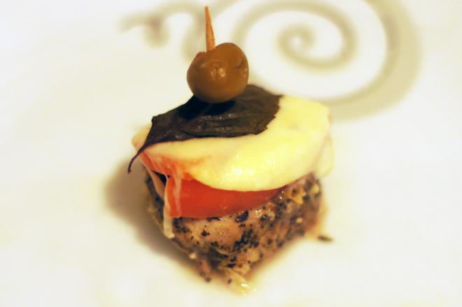 Polędwiczki z mozzarellą, pomidorami i oliwkami