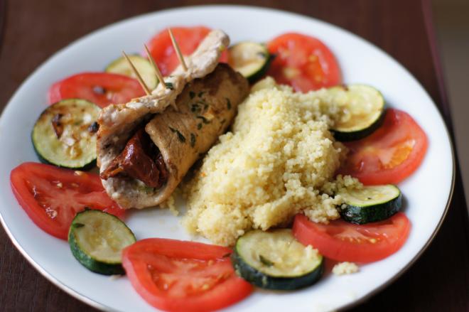 Roladki ze schabu z mozzarellą i suszonymi pomidorami