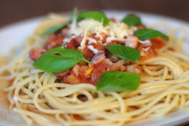 Spaghetti z boczkiem i pomidorami