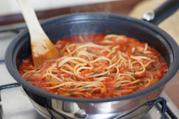 Spaghetti z pomidorami i prażonym słonecznikiem