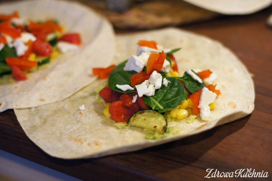 Zapiekana tortilla z fetą i pastą z awokado