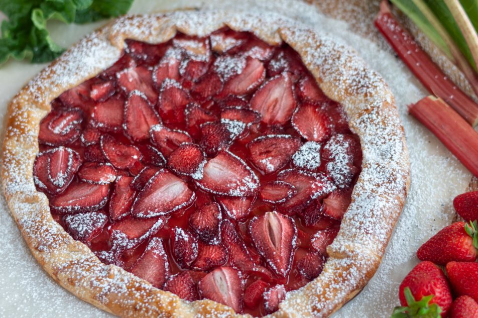 Rustykalna tarta (galette) z truskawkami i rabarbarem