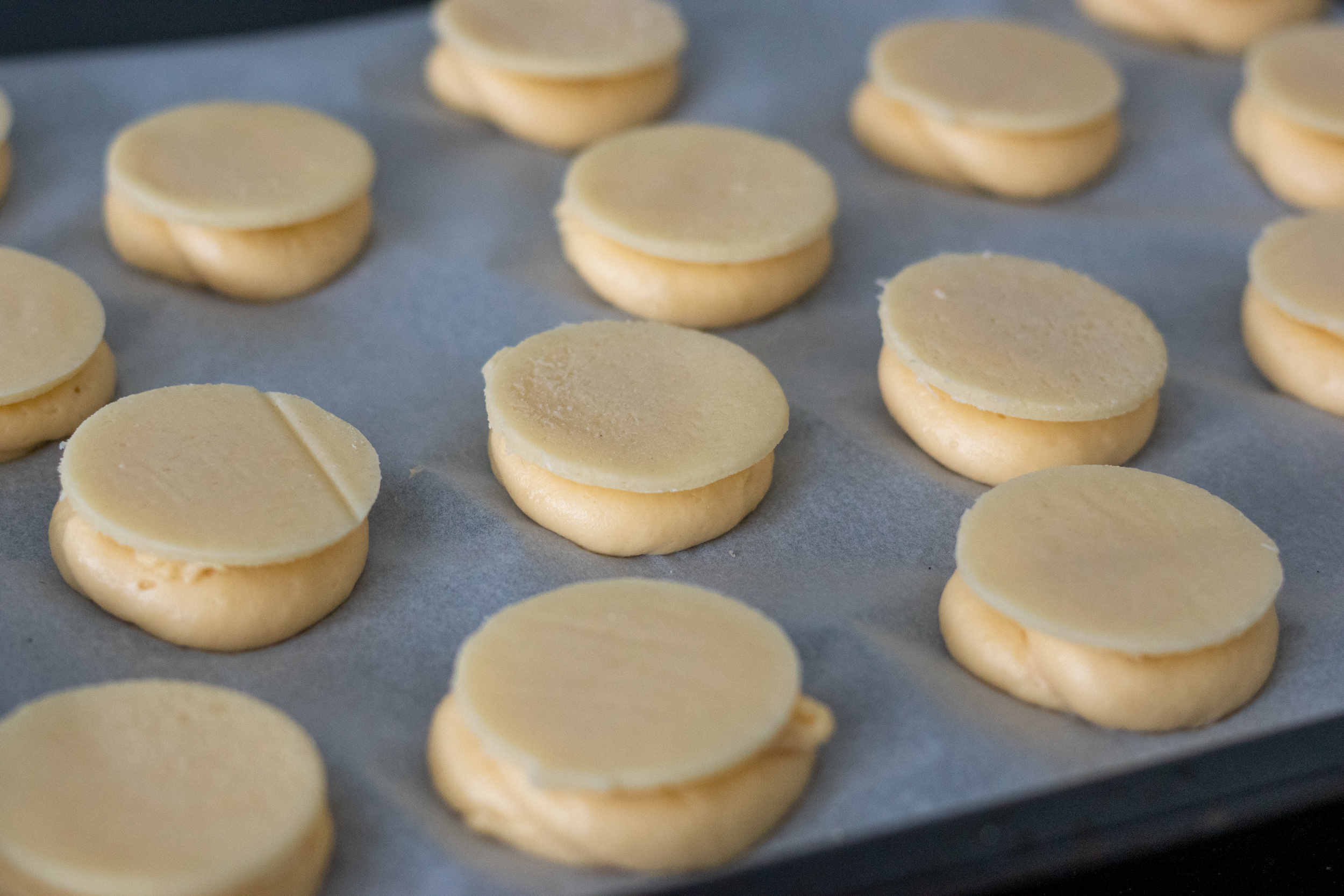 Ptysie z kruszonką z białą czekoladą i nutellą