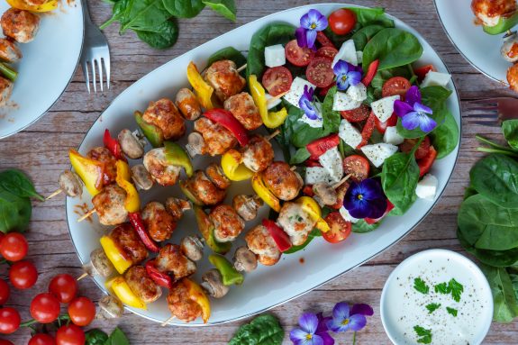 Szaszłyki z klopsikami i dipem czosnkowym