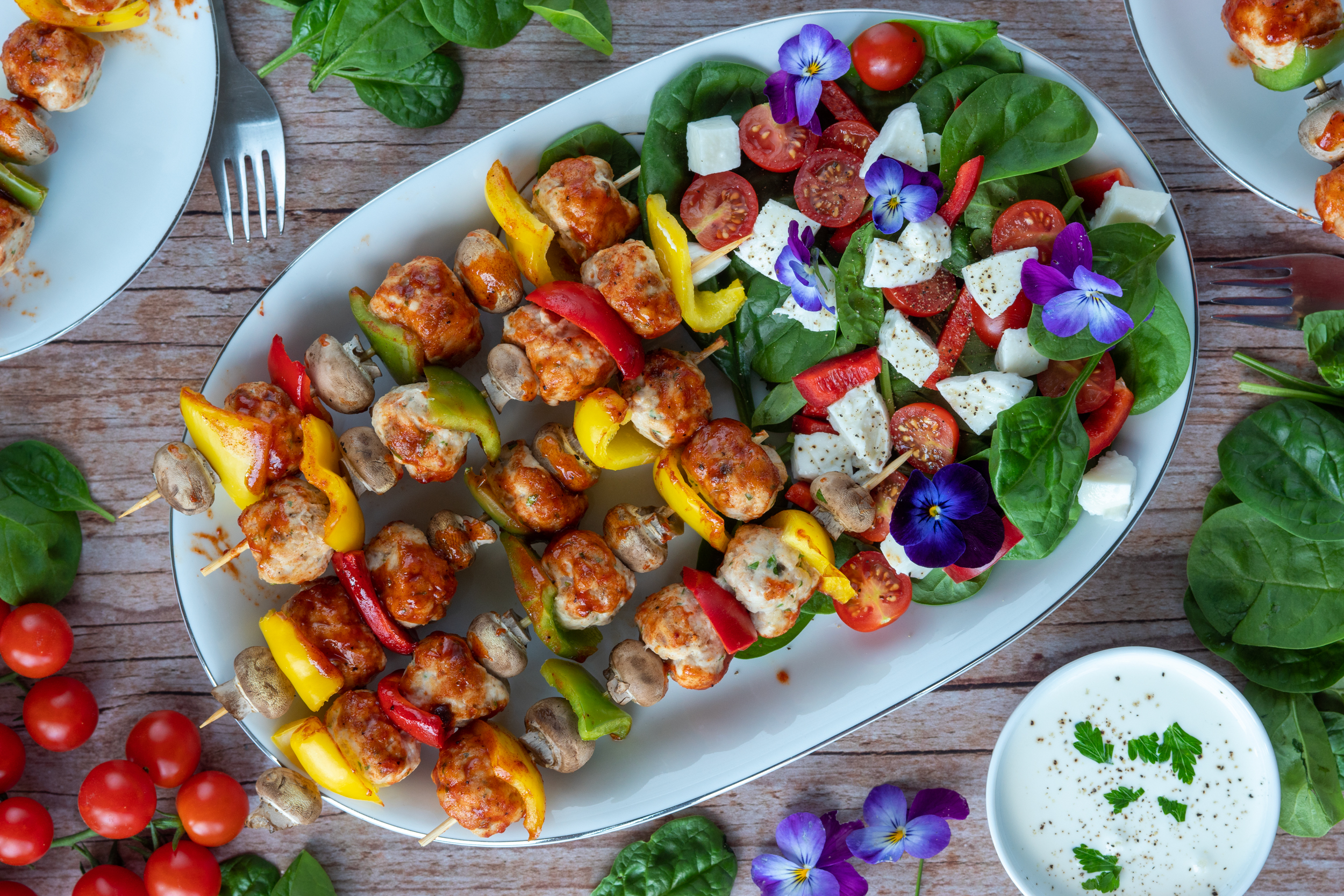 Szaszłyki z klopsikami i dipem czosnkowym