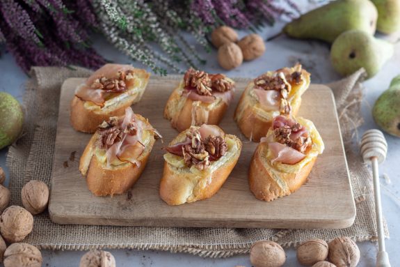 Bruschetta z serem pleśniowym i szynką parmeńską