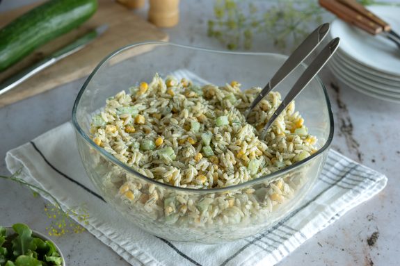 Sałatka z&nbsp;makaronem orzo, ogórkiem i&nbsp;kukurydzą
