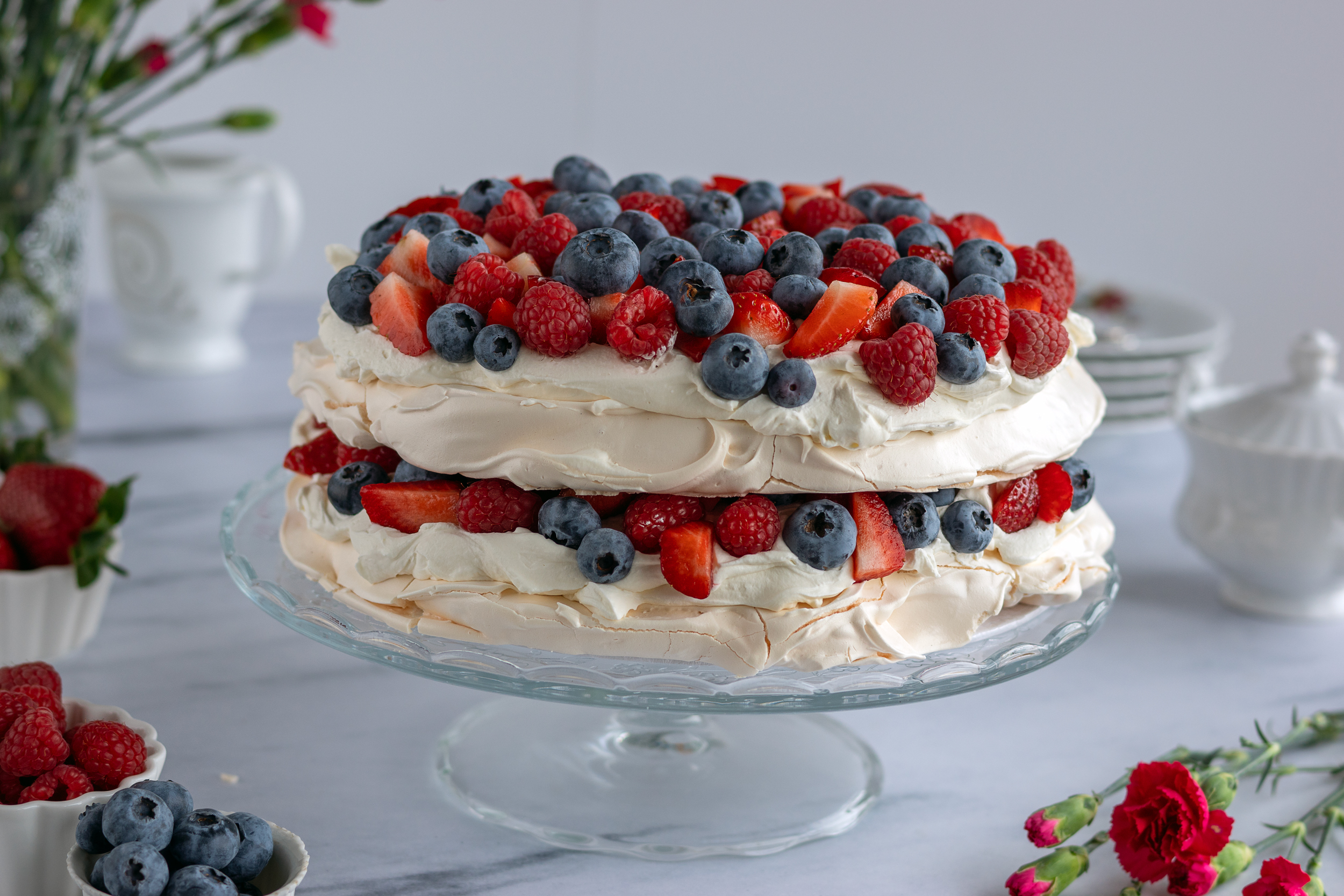 Tort bezowy z&nbsp;owocami